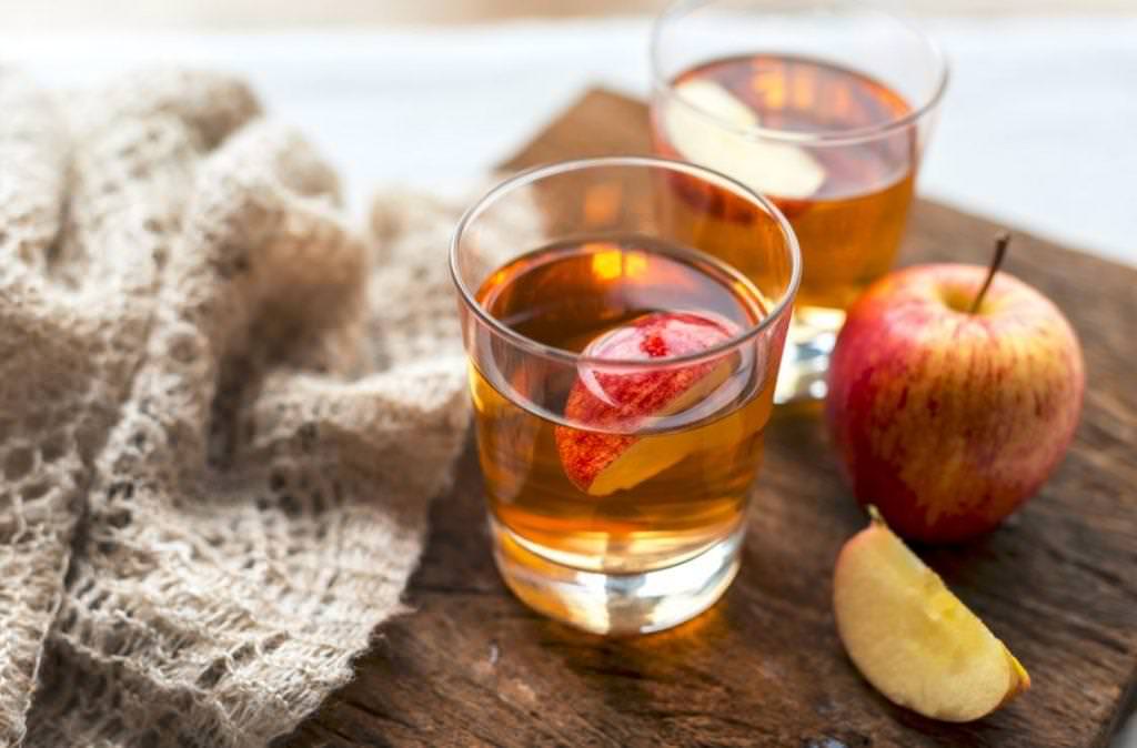 szklanka soku jabłkowego